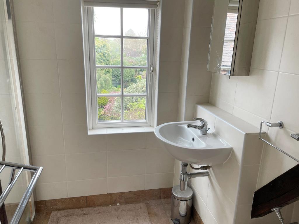 Lot: 10 - CHARACTER COTTAGE WITH GARAGE AND GARDENS - view of en-suite with basin and WC